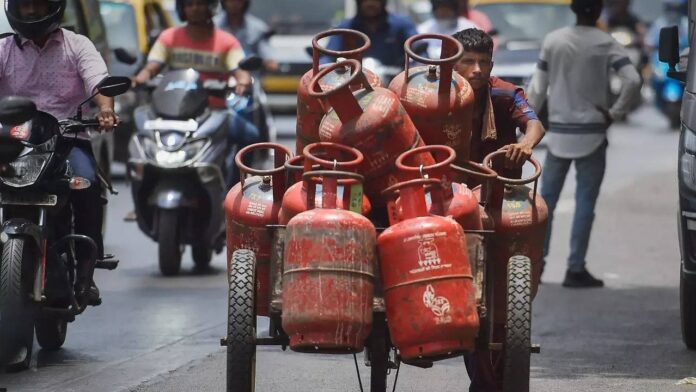 LPG Cylinder: પહેલા દિવસે જ લાગ્યો મોંઘવારીનો માર, વધ્યો LPG સિલિન્ડર ભાવ