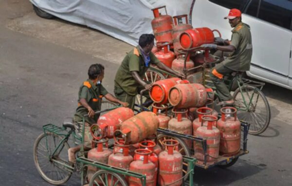 LPG Cylinder: પહેલા દિવસે જ લાગ્યો મોંઘવારીનો માર, વધ્યો LPG સિલિન્ડર ભાવ