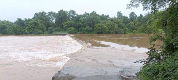 Navsari Rain Alert: વાંસદા પોલીસ સહેલાણીઓ માટે દેવદૂત બની; કાવેરી - અંબિકા નદી ઉફાન પર, બીલીમોરા જળબંબાકાર