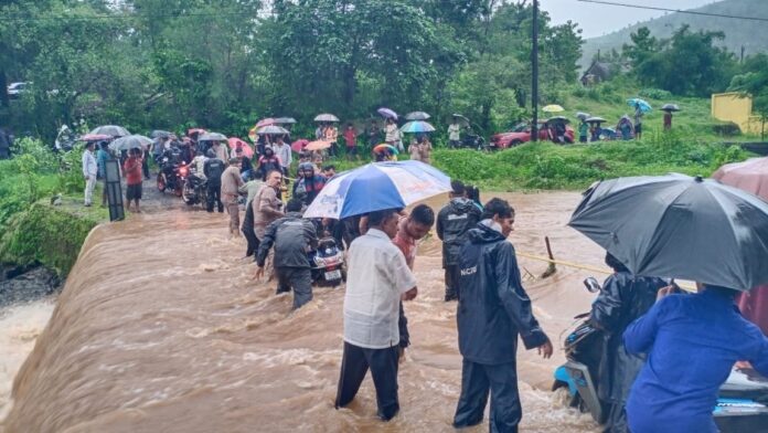 Navsari Rain Alert: વાંસદા પોલીસ સહેલાણીઓ માટે દેવદૂત બની; કાવેરી - અંબિકા નદી ઉફાન પર, બીલીમોરા જળબંબાકાર