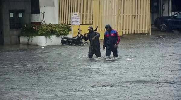 Navsari Valsad Rain (video): નવસારીમાં 9 ઇંચ વરસાદ, વલસાડમાં રેડ એલર્ટ 