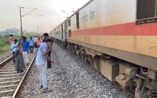 Sabarmati Express: સાબરમતી એક્સપ્રેસ ટ્રેનના 22 કોચના પાટા ખરી પડ્યા, કોઈ જાનહાની નહીં