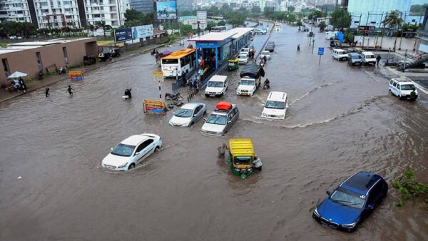 Vadodara Rain: ઘરની બહાર જતા પહેલા સાવધાન, વડોદરામાં પૂરની સ્થિતિ, વિશ્વામિત્રી નદીનું સંકટ યથાવત