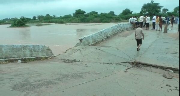 Bridge Collapsed: હળવદમાં 1 વર્ષ પહેલા જ બનેલો પુલ ધરાશાયી