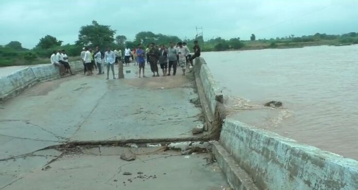 Bridge Collapsed: હળવદમાં 1 વર્ષ પહેલા જ બનેલો પુલ ધરાશાયી