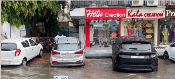 Ahmedabad Rain: અમદાવાદમાં વરસાદની ધબધબાટી, વિઝિબિલિટી ઘટી; રસ્તાઓ પાણીમાં તરબોળ