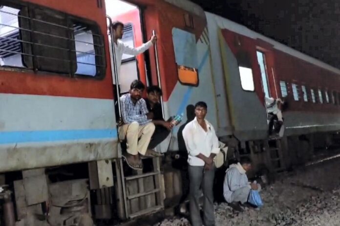 Train Accident: ગુજરાતના 314 લોકો મુસાફરોને નડ્યો ટ્રેન અકસ્માત, સૌથી વધુ વડોદરાના મુસાફરો, હેલ્પલાઇન નંબર જાહેર