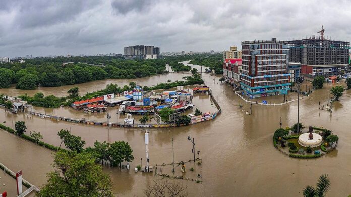 Vadodara Flood 1 Vadodara Flood: કોના પાપે વડોદરા ડૂબ્યું? પાણી ઉતરતા જ નરક જેવી સ્થિતિનું નિર્માણ; કમાટીબાગમાં 24 પ્રાણીઓના મોત
