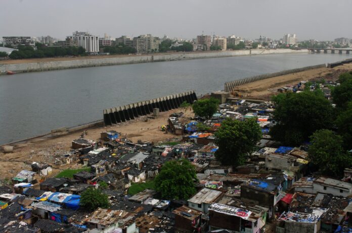 Riverfront : રિવરફ્રન્ટ ડેવલપમેન્ટ પ્રોજેક્ટની કાળી બાજુ, વિસ્થાપિત પરિવારોના ભાંગી પડતાં ઘરો અને અનિશ્ચિત ભવિષ્ય