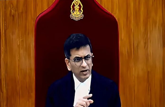 CJI Chandrachud: 'કાલે તમે મારા ઘરમાં જ ધૂસી જશો, તમારી હિંમત કેવી રીતે થઈ પૂછવાની...', ભરેલી કોર્ટમાં CJI ચંદ્રચુડે વકીલને શા માટે ફટકાર લગાવી ?