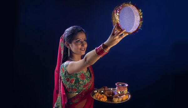 Karva Chauth: મહિલાઓ કરવા ચોથ પર ચાળણી દ્વારા ચંદ્ર કેમ જુએ છે? આનું કારણ ખૂબ જ ખાસ છે