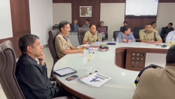 અમદાવાદ પોલીસ કમિશનર કચેરી ખાતે આજે એક બેઠકમાં અસામાજિક તત્વો વિરુદ્ધ કરેલી કામગીરીની સમીક્ષા