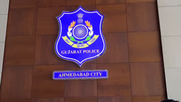 અમદાવાદ પોલીસ કમિશનર કચેરી ખાતે આજે એક બેઠકમાં અસામાજિક તત્વો વિરુદ્ધ કરેલી કામગીરીની સમીક્ષા