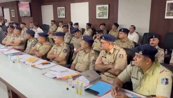 અમદાવાદ પોલીસ કમિશનર કચેરી ખાતે આજે એક બેઠકમાં અસામાજિક તત્વો વિરુદ્ધ કરેલી કામગીરીની સમીક્ષા