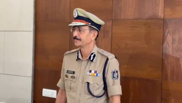 અમદાવાદ પોલીસ કમિશનર કચેરી ખાતે આજે એક બેઠકમાં અસામાજિક તત્વો વિરુદ્ધ કરેલી કામગીરીની સમીક્ષા