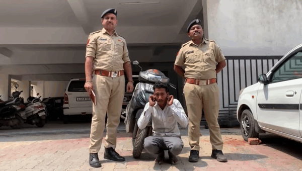 નવસારી શહેરમાં બેફામ સ્ટંટબાજી કરતો યુવક #stunt #navsari #navsaripolice