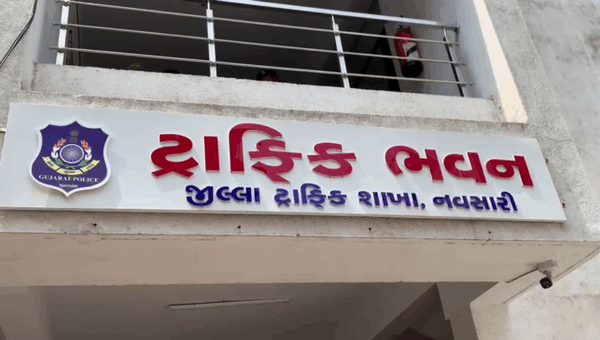નવસારી શહેરમાં બેફામ સ્ટંટબાજી કરતો યુવક #stunt #navsari #navsaripolice