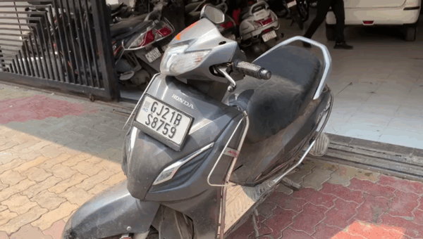નવસારી શહેરમાં બેફામ સ્ટંટબાજી કરતો યુવક #stunt #navsari #navsaripolice