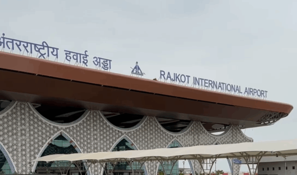 ભારતના એરપોર્ટ હાઈ એલર્ટ પર ૨૮ એરપોર્ટ બંધ #indiaairport #flightsstatus #airport #OperationSindoor2 #IndiaPakistanWar #OperationSindhoor