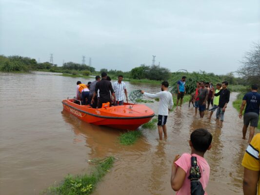 નવસારી: મરોલી ગામમાં પશુપાલક અને ભેંસનું બચ્ચું પાણીમાં ફસાયા #navsari #rain #maroligam #farmer