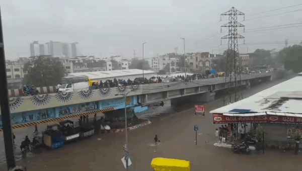 સુરતમાં ધોધમાર વરસાદ તમામ સ્કૂલોમાં રજા #surat #schoolraja #monsoon #rain #schoolholiday #weatherupdate