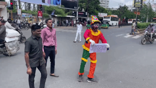જોકર બનીને હેલ્મેટનો વિરોધ #helmet #trafficpolice #jokerhelmet #gujarat #police