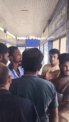 Rajkot BRTS બસના ડ્રાઇવરની દાદાગીરી પેસેન્જરને જાહેરમાં ફડાકો ઝીંક્યો #brts #viralvideo #brtsdriver #passengerfight