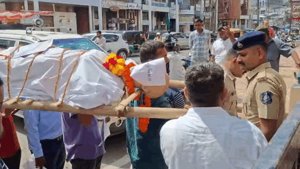 આણંદ કરમસદના દેવરાજપુરામાં વિકાસની અંતિમયાત્રા : રોડ-ગટર, પાણી-લાઇટ જેવી સુવિધાના અભાવે નાગરિકોનો અનોખો વિરોધ #anand #vikasdeath #bhajapa #bjp #gujarat