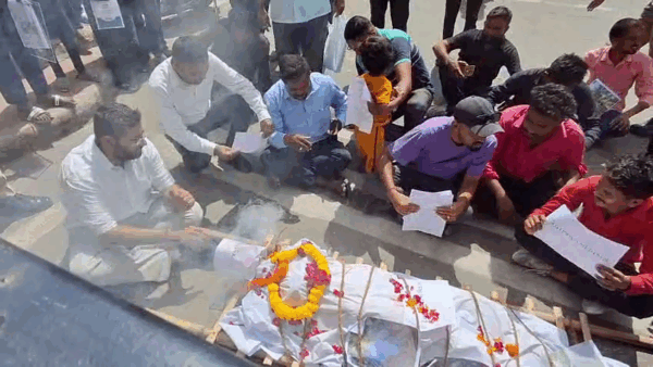 આણંદ કરમસદના દેવરાજપુરામાં વિકાસની અંતિમયાત્રા : રોડ-ગટર, પાણી-લાઇટ જેવી સુવિધાના અભાવે નાગરિકોનો અનોખો વિરોધ #anand #vikasdeath #bhajapa #bjp #gujarat