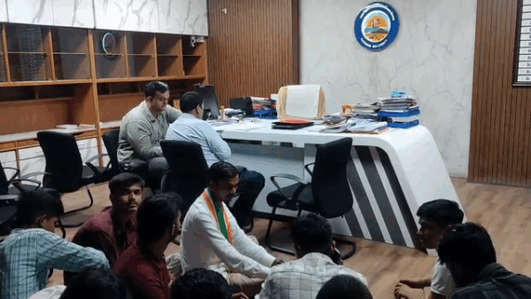 ભુજ કોમર્સ કૉલેજ વિવાદ : ૫ વિદ્યાર્થીઓના સસ્પેન્શન સામે NSUIનો ઉગ્ર વિરોધ, રામધૂન સાથે પ્રદર્શન #Bhuj #NSUI #ABVP #KutchUniversity #StudentRights #BhujNews #StudentPolitics #BhujCollege