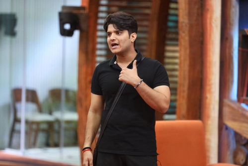 Bigg Boss 19 માં ચોંકાવનારો ટ્વિસ્ટ: લોકપ્રિય યુટ્યુબર મૃદુલ તિવારી બહાર, ફૅન્સ બોલ્યા – “આ તો અન્યાય છે!” #BiggBoss19 #MridulTiwari #UnfairEviction #SalmanKhan #BB19Twist #RealityShowDrama #BB19Update