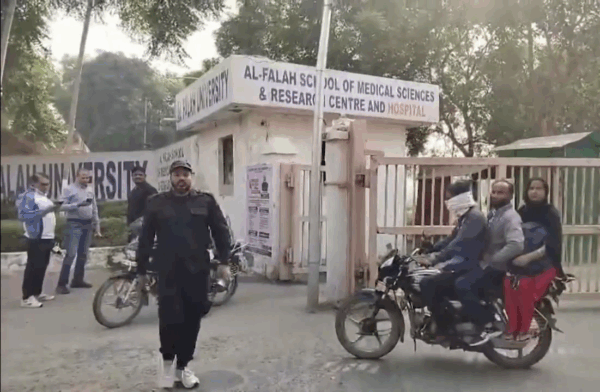 દિલ્હી કાર વિસ્ફોટ પછી ઈડીના રડાર પર અલ-ફલાહ યુનિવર્સિટી: વિદેશી ફંડિંગ અને આતંકી કડીની તપાસ શરૂ #DelhiBlast #AlFalahUniversity #EDInvestigation #IndiaNews #TerrorFunding #RAW #SecurityAlert #BreakingNews