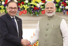 Modi in Malaysia:મલેશિયામાં મોદી મેજિક PM ઇબ્રાહિમે પ્રોટોકોલ તોડી એરપોર્ટ પર કર્યું સ્વાગત, પોતાની કારમાં પીએમને બેસાડ્યા. Modi in Malaysia