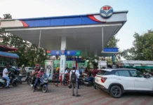 Fuel Crisis in Gujarat:ગુજરાતમાં ઈંધણનું સંકટ અમદાવાદ, રાજકોટ અને વડોદરામાં પેટ્રોલ-ડિઝલનો જથ્થો ખૂટ્યો, પંપો પર વાહનચાલકોની લાંબી કતારો Fuel Crisis in Gujarat