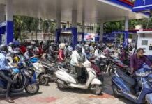 Panic at Fuel Pumps: ગુજરાતમાં પેટ્રોલ-ડીઝલની અછતની અફવા: અઠંગાબાજી વચ્ચે પંપો પર વાહનચાલકોની લાંબી કતારો, સરકારે આપી મોટી સ્પષ્ટતા Panic at Fuel Pumps