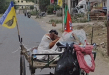 True Patriotism: કચરો વીણતા શ્રમિકની અનોખી દેશભક્તિ; લારી પર ત્રણેય પક્ષના ઝંડા લગાવી લોકોને આપી રહ્યો છે ‘વોટ’ની શીખ True Patriotism