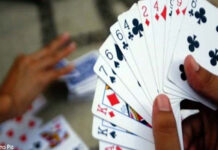 Jamnagar Police Raid in Shankar Tekri: શંકર ટેકરીમાં પોલીસનો મધરાતે દરોડો, જાહેરમાં તીનપત્તી રમતા ૩ ઝડપાયા, ૨ ફરાર Jamnagar Police Raid in Shankar Tekri