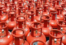 Safety at Risk: બેડેશ્વર વિસ્તારમાં જીવના જોખમે ચાલતું ગેરકાયદે ગેસ રીફિલિંગ ઝડપાયું, SOGની કાર્યવાહી Safety at Risk