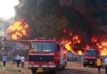 Inferno in Sanand: સાણંદમાં ફેક્ટરીમાં ભીષણ આગ મોરૈયાની કલર કંપનીમાં કેમિકલના કારણે આગે ધારણ કર્યું રૌદ્ર સ્વરૂપ, ધુમાડાના ગોટેગોટા દૂર-દૂર સુધી દેખાયા! Inferno in Sanand