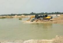Mega Raid on Orsang River: છોટાઉદેપુરમાં ‘સફેદ રેતીના કાળા કારોબાર’ પર તંત્રનો સપાટો, ઐતિહાસિક ₹13.32 કરોડનો દંડ, 3 મોટા માથા ભૂગર્ભમાં! Mega Raid on Orsang River