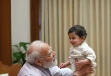 PM Modi Turns Child with Children: સેવા તીર્થમાં બાળકો સાથે બાળક બન્યા PM મોદી, કેન્દ્રીય મંત્રી રામ મોહન નાયડુના પરિવાર સાથે કરી મુલાકાત, તસવીરો વાયરલ PM Modi Turns Child with Children