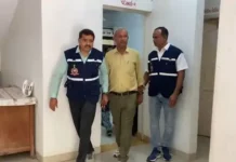 Gujarat Corruption Crackdown: ગાંધીનગરમાં ઉર્જા વિભાગના કલાસ-1 અધિકારી અશ્વિન ચૌધરી ACBના સકંજામાં, ઘર અને ગાડીમાંથી રૂ. 2.64 કરોડની મત્તા ઝડપાઈ Gujarat Corruption Crackdown