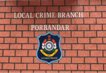 Porbandar Breaking: બ્રાન્ડેડ કંપનીના નામે ચાલતું હતું નેટવર્ક: કમલાબાગ વિસ્તારમાંથી મુખ્ય આરોપી બાબુ ઓડેદરા રંગેહાથ પકડાયો, ૩૮ પેટી નકલી દારૂ અને કેમિકલ જપ્ત. Porbandar Breaking