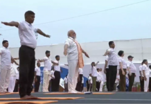 Look 50 at 70: 70ની ઉંમરે 50 જેવા દેખાઓ, કોલકાતામાં પીએમ મોદીએ આપ્યો મંત્ર, 35 હજાર લોકો સાથે કર્યા યોગ Look 50 at 70