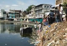 Narrow Escape in Dabhoi: ડભોઇમાં મોટી હોનારત ટળી, સ્ટેયરિંગ પરથી કાબૂ ગુમાવતાં ઇકો કાર સાથે યુવાન તળાવમાં ખાબક્યો, સ્થાનિકોએ બચાવ્યો જીવ Narrow Escape in Dabhoi
