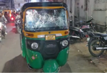 Tension in Jamnagar: જામનગરમાં તંગદિલી: ગોવાળ મસ્જિદ નજીક તાજીયાને ઓટો રિક્ષાએ ટક્કર મારતા હોબાળો, ઉશ્કેરાયેલા ટોળાએ ચાલકને ઝૂડ્યો, રિક્ષામાં તોડફોડ Tension in Jamnagar