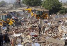Ahmedabad Mega Demolition: ઈસનપુરના આંબા તળાવ પર AMCનું બુલડોઝર: 160થી વધુ દબાણો દૂર, 26 હજાર ચોરસ મીટર જમીન કરાશે ખુલ્લી