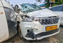Vadodara Shocker: VMCની કચરાની ગાડીએ ડિવાઈડર કૂદાવી કારને મારી ટક્કર, ગાડીમાંથી મળી દેશી દારૂની પોટલી! Vadodara Shocker