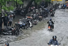 Surat Floods Disaster: સુરત પર કુદરતનો કહેર, ખાડીપૂરના પાણીમાં ૩ હજારથી વધુ વાહનો ડૂબ્યા, રિપેરિંગ માટે એક મહિનાનું વેઈટિંગ Surat Floods Disaster
