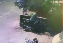 Brazen Bike Theft in Rajkot: મોરબી રોડ પર બાઈક ચોરીનો સીસીટીવી વીડિયો વાયરલ, ચોરે ગણતરીની સેકન્ડોમાં વાહન ઉઠાવ્યું Brazen Bike Theft in Rajkot